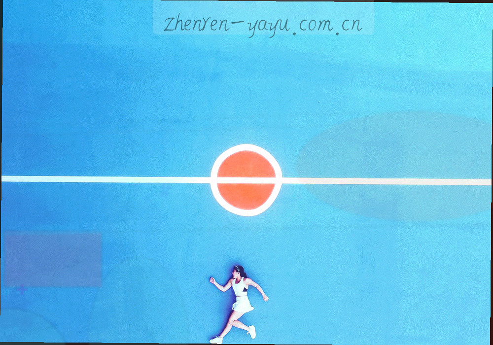 浅色清单纸上排列五个空白勾选框与沙金色标签的俯拍构图